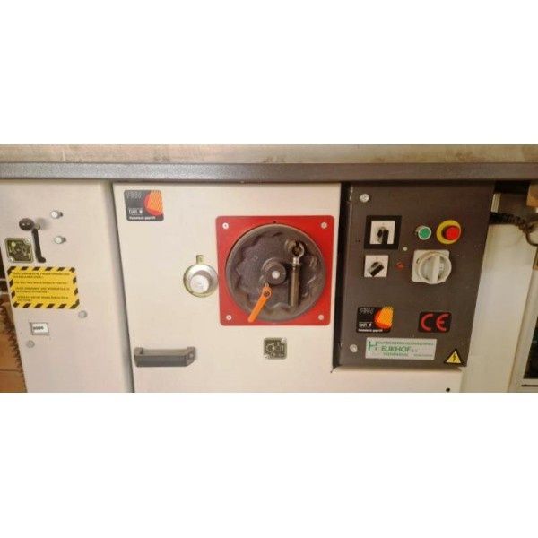 По заявка фреза с ъглова карета за дървена дограма.