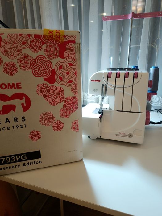 Продам оверлок janome 793