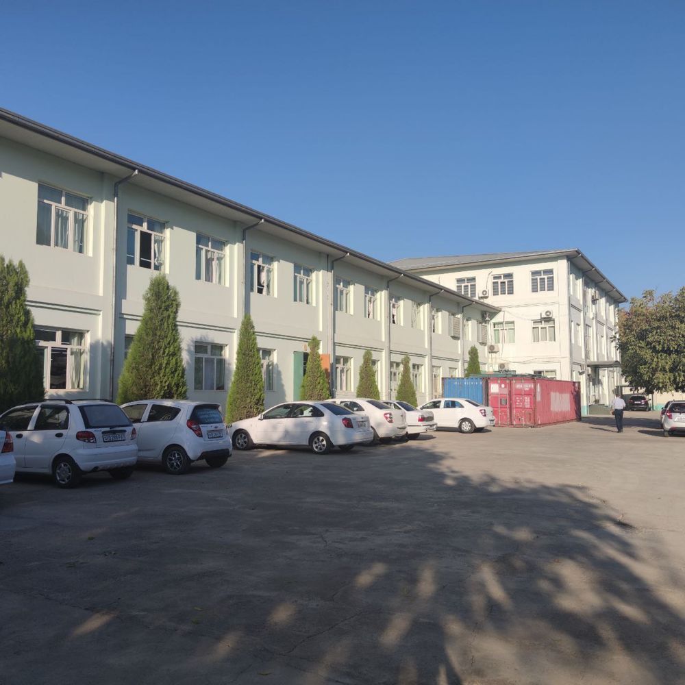 Продается в Яккасарайском районе. Здание 3300 кв.м., 32 сотки земли