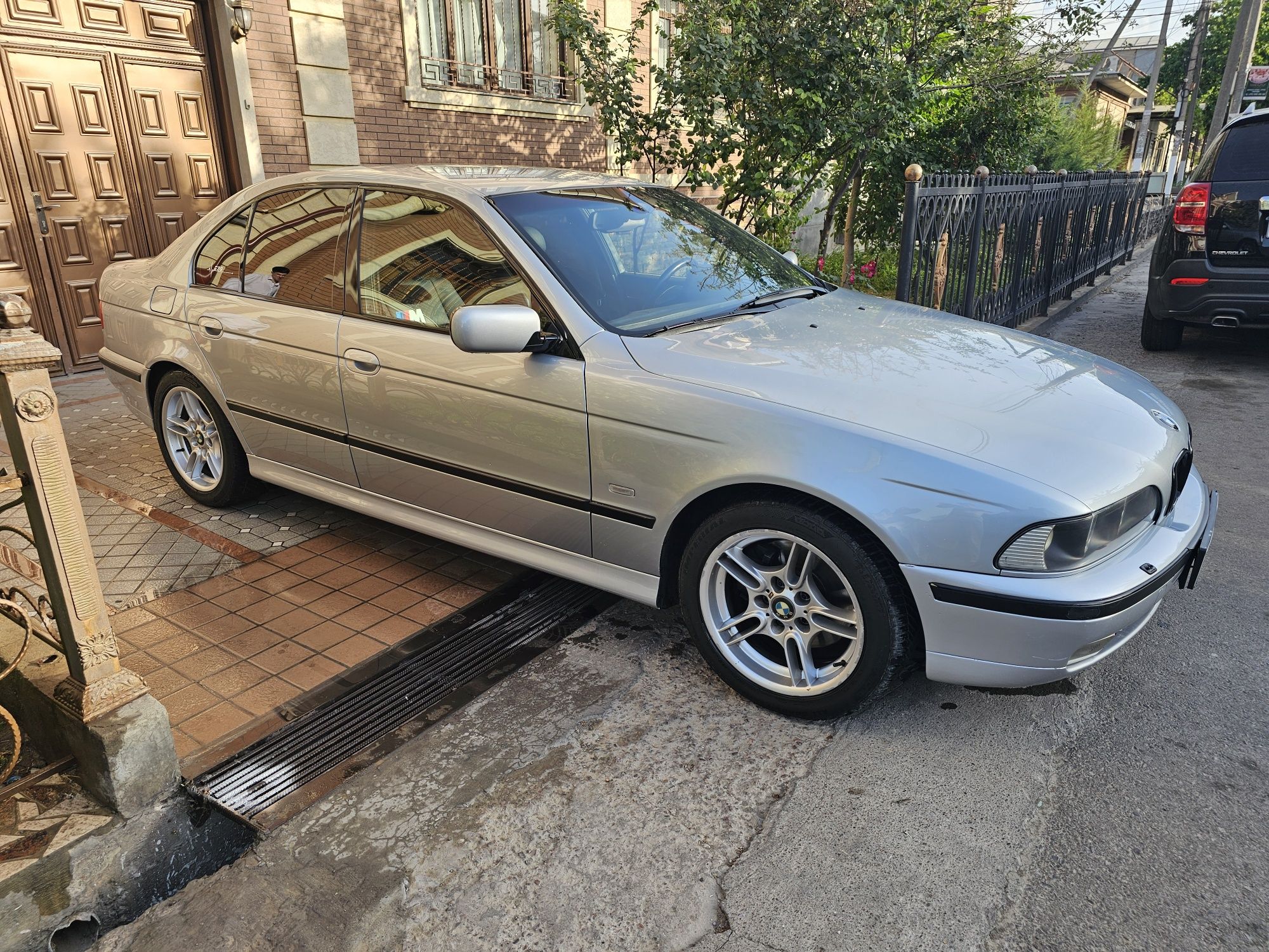 BMW E39 Sotiladi