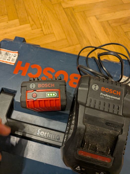 Acumulator Bosch 18V 5Ah + Încărcător rapid 8Ah