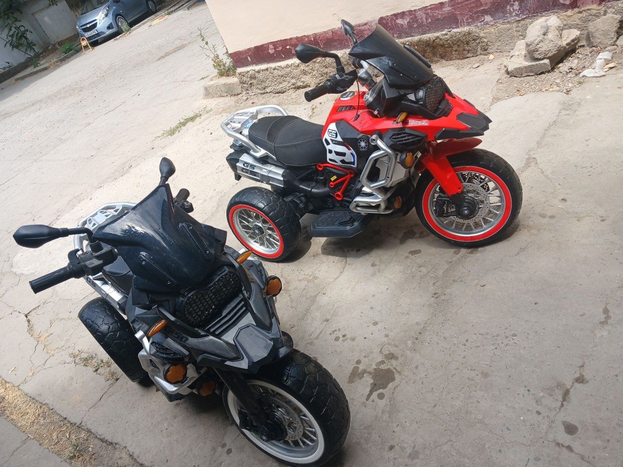 Mototsikl va velosipedlar sotiladi