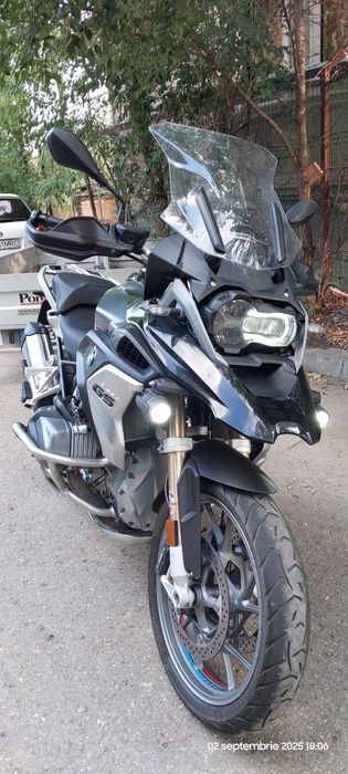 Motocicleta Bmw R1250 GS dotata cu side case si top case Bmw