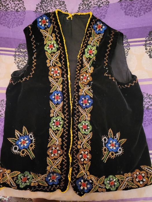 Vând vesta traditionala veche