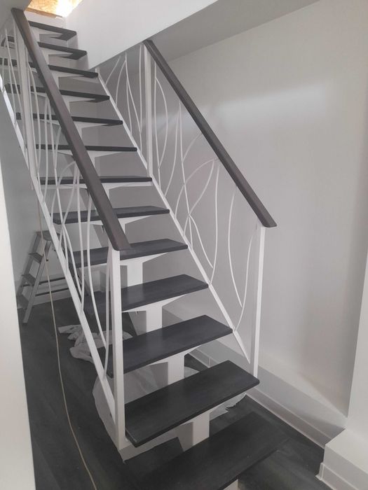 Scări interioare cu trepte din lemn masiv