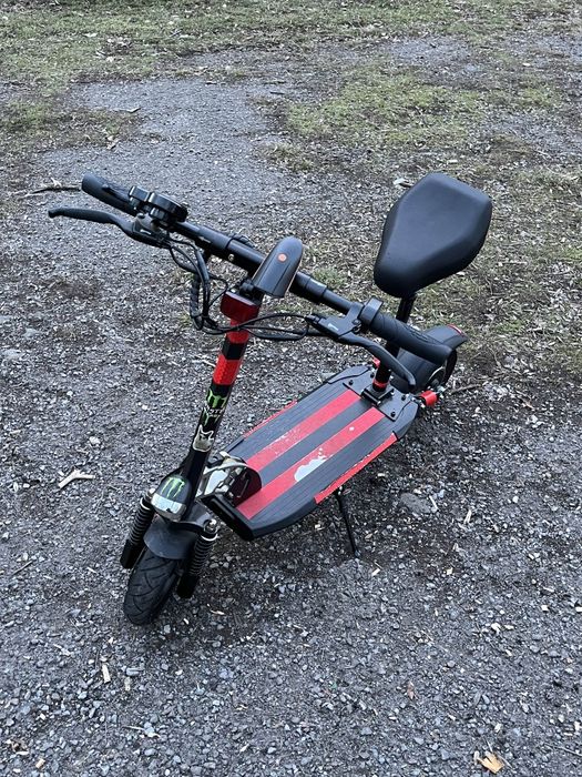 Електрическа тротинетка със седалка