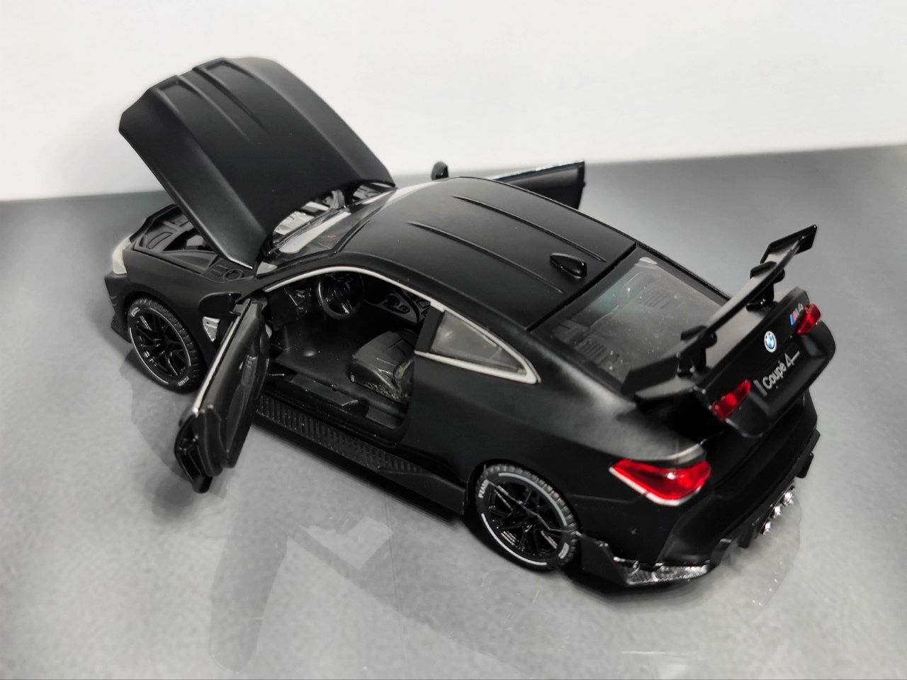 BMW M4 Металлическая железная масштабная модель - Доставка