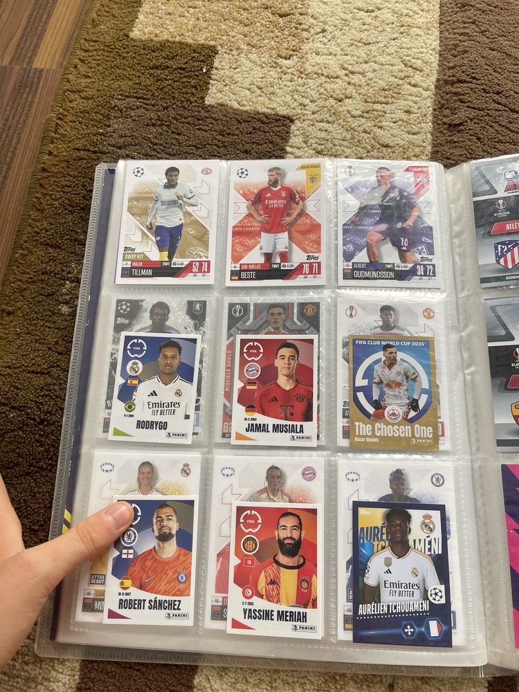 Vand cartonase de fotball sunt foarte multe
