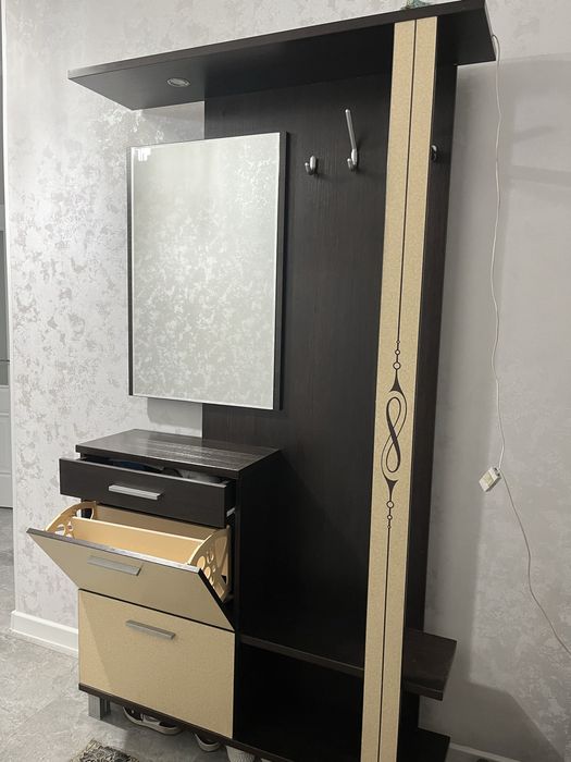 Продам прихожую .