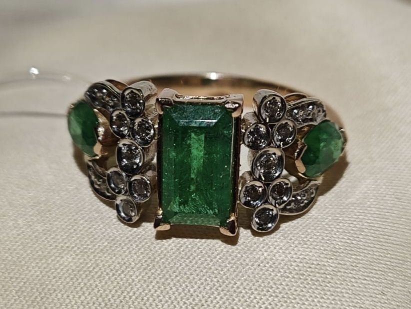 Золото с бриллиантами и изумрудами