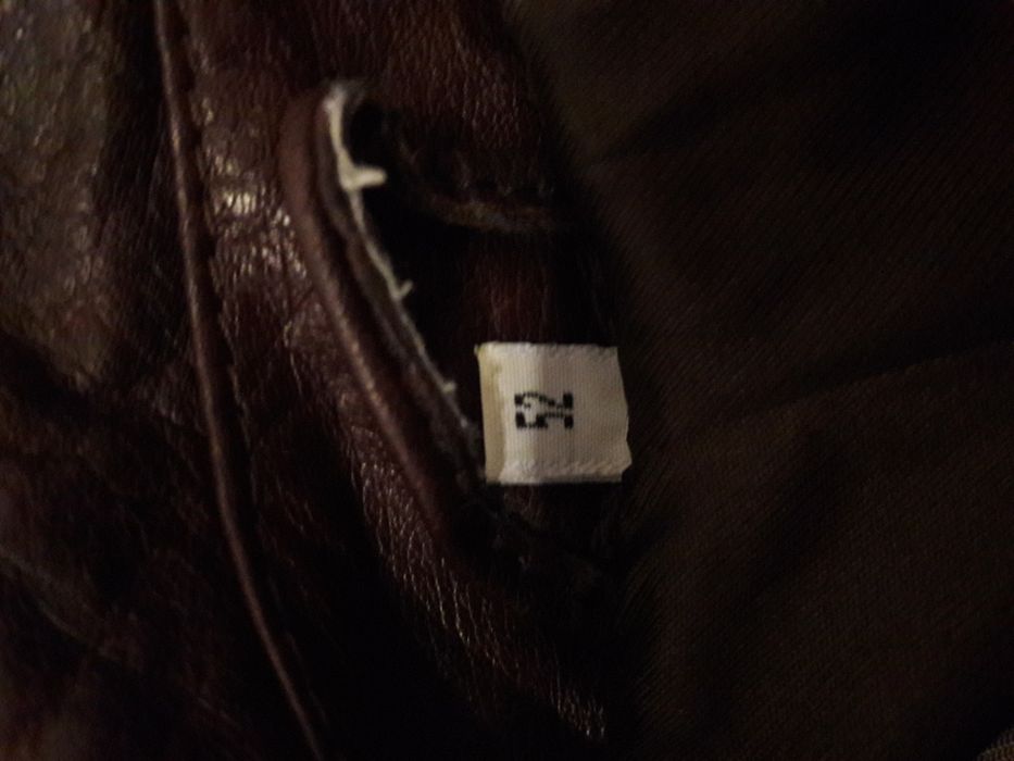 Vand geci  din piele de culoare maro si neagra in stare foarte buna.