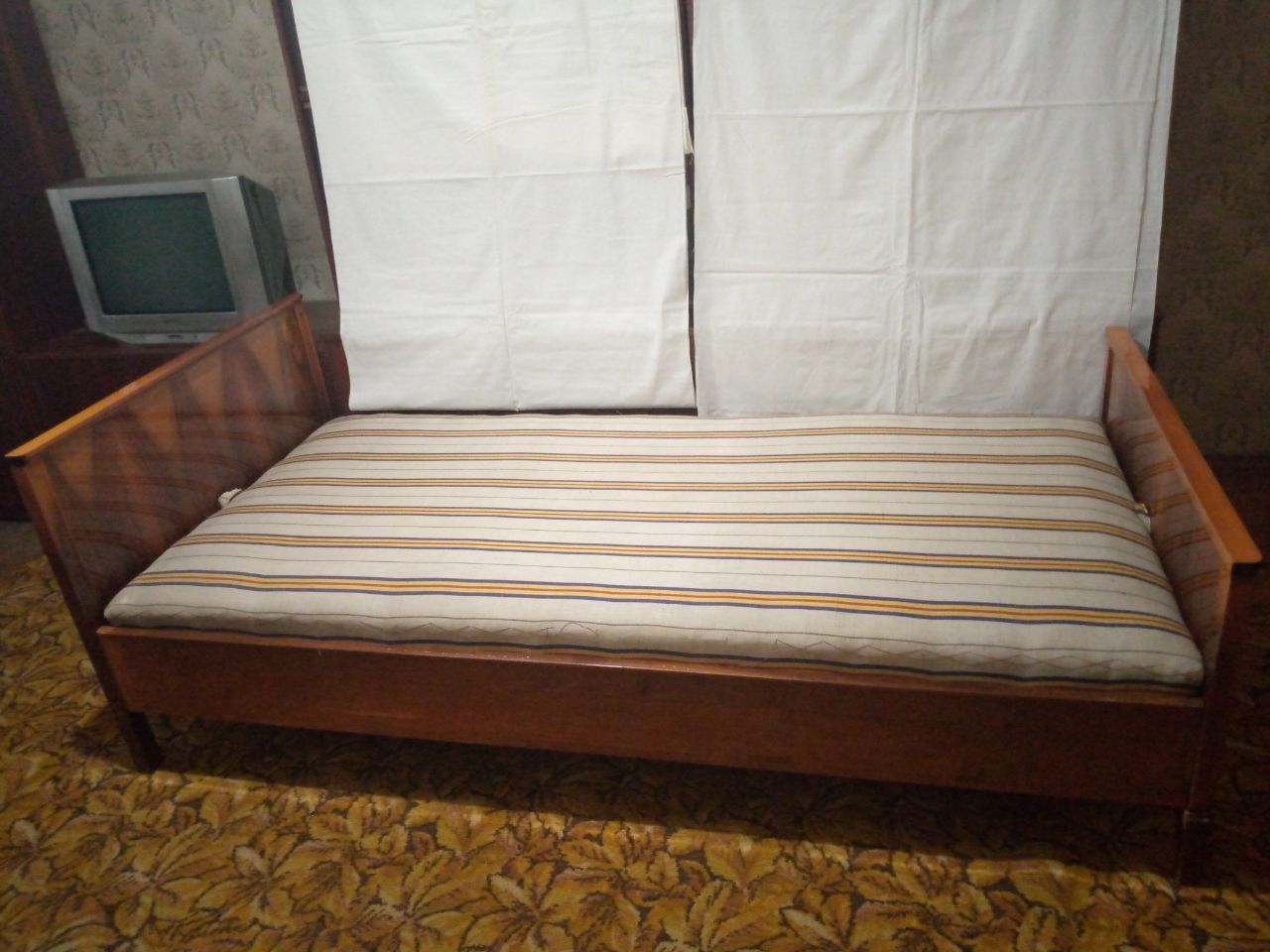 Две кровати полировка,шпон Дерево.