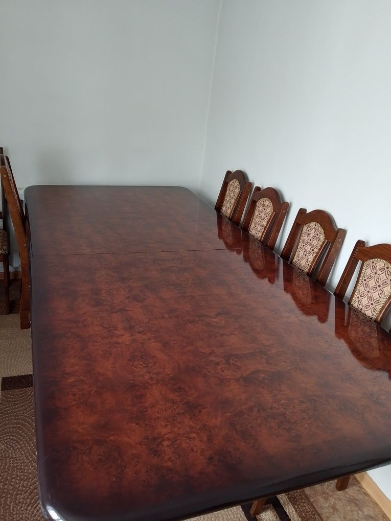Продаю стол и 6 стульев