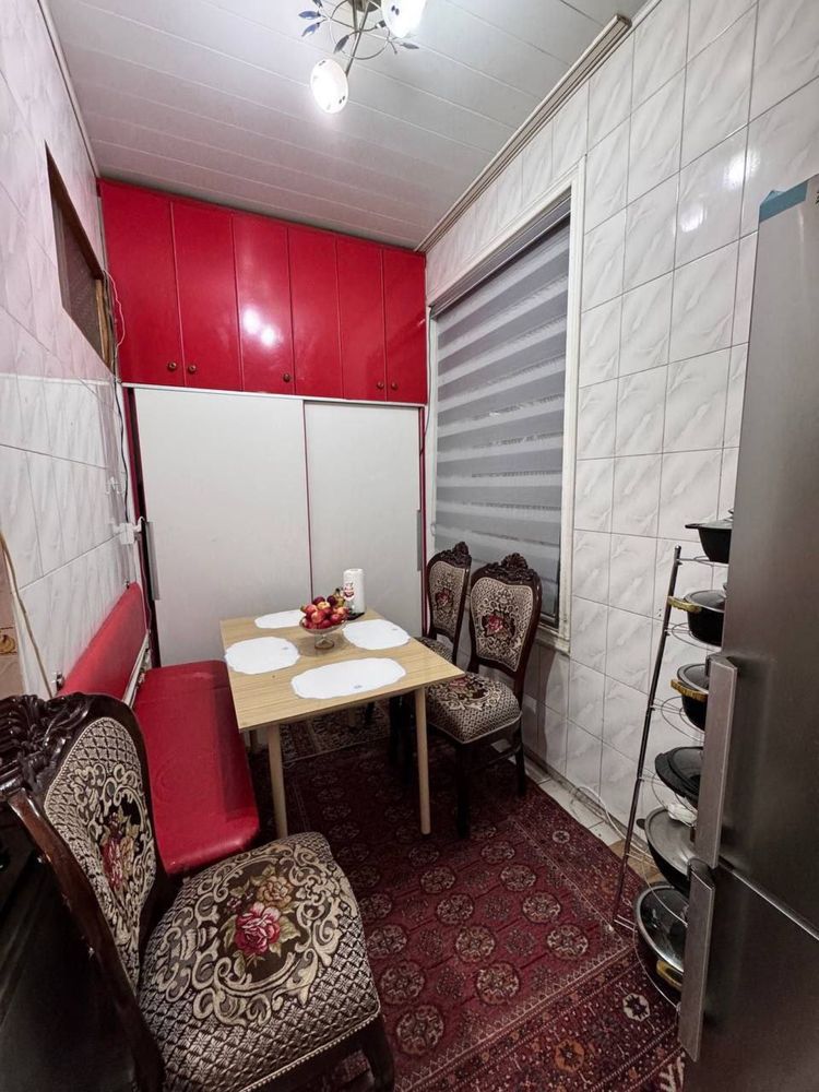 Мирабад Uy sotaman gishtliuy 1 qavat ogorod garaj tapchan bor Mirobod