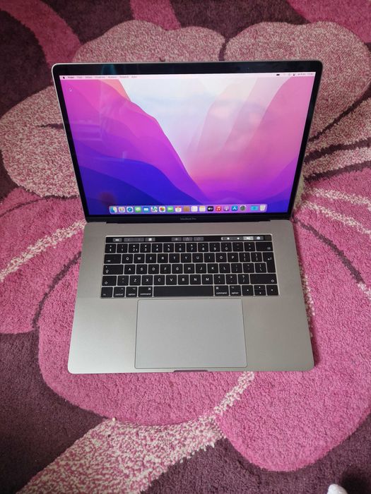 MacBook Pro (15-inch Four Thunderbolt 3 (USB-C))