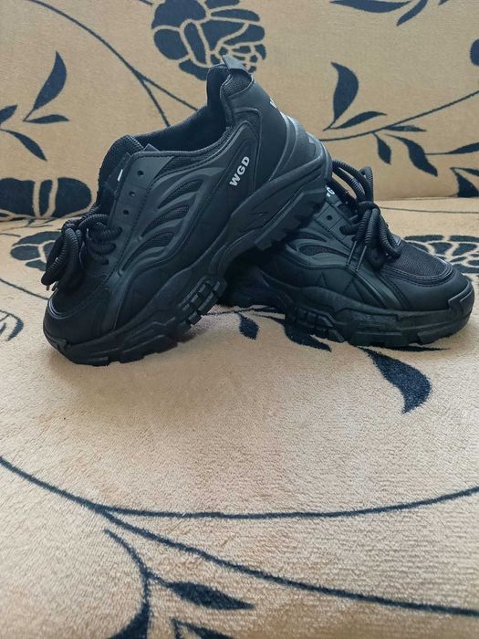 Adidași noi mărime 39