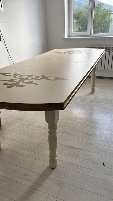 Продам стол для зала или большой кухни