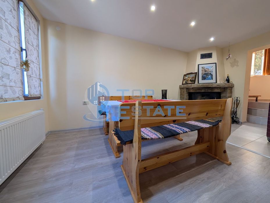 Двуетажна масивна вила в близост до град Плачковци