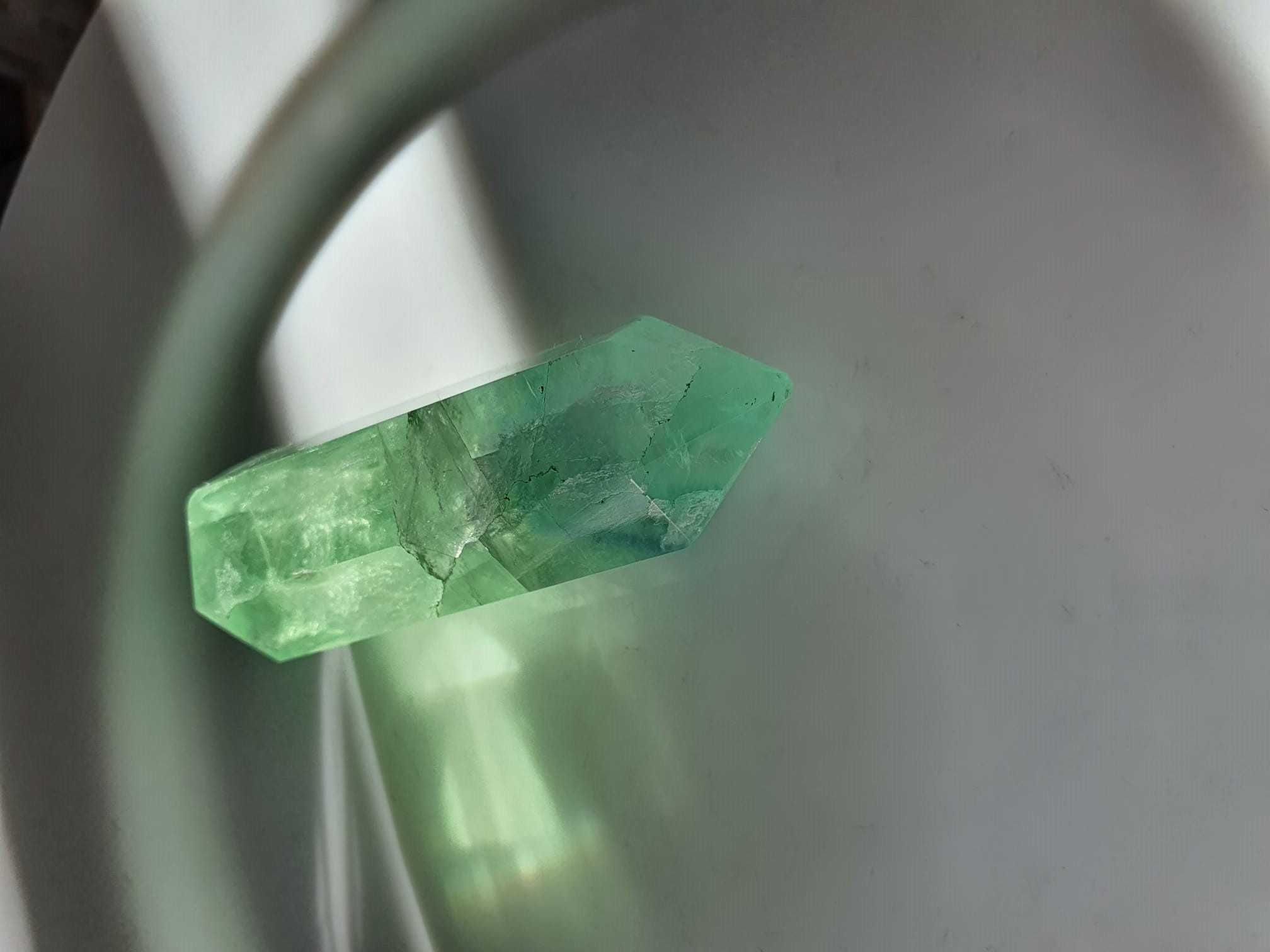 Floare de mina, mineral hexagonal verde transparent