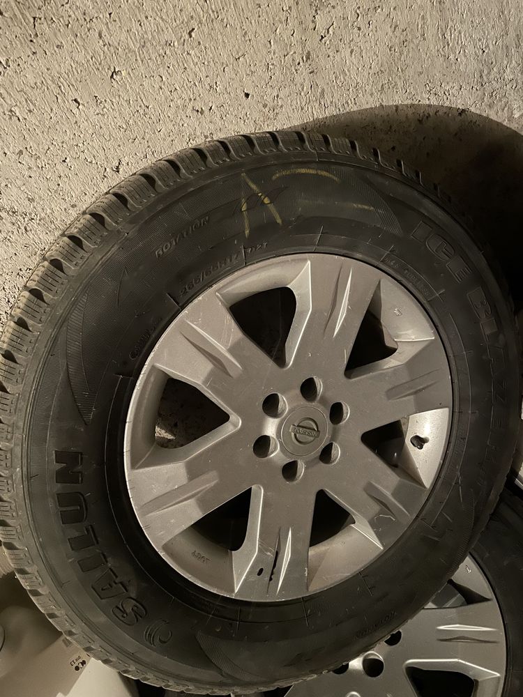 Зимние шипованные шины с дисками на Nissan Pathfinder R51