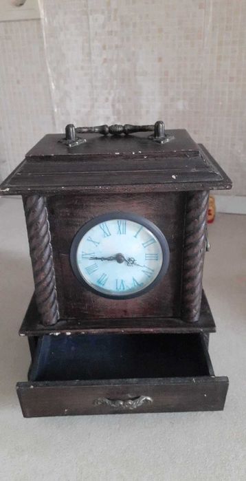 Настолен дървен часовник