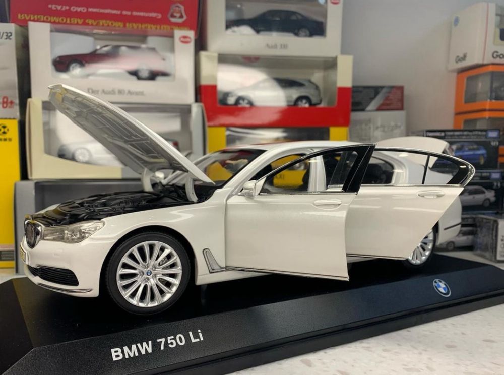 BMW 750Li 1:18 масштаб