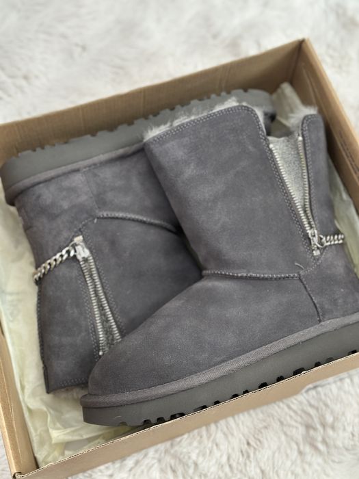 UGG, Класически велурени боти с верижка