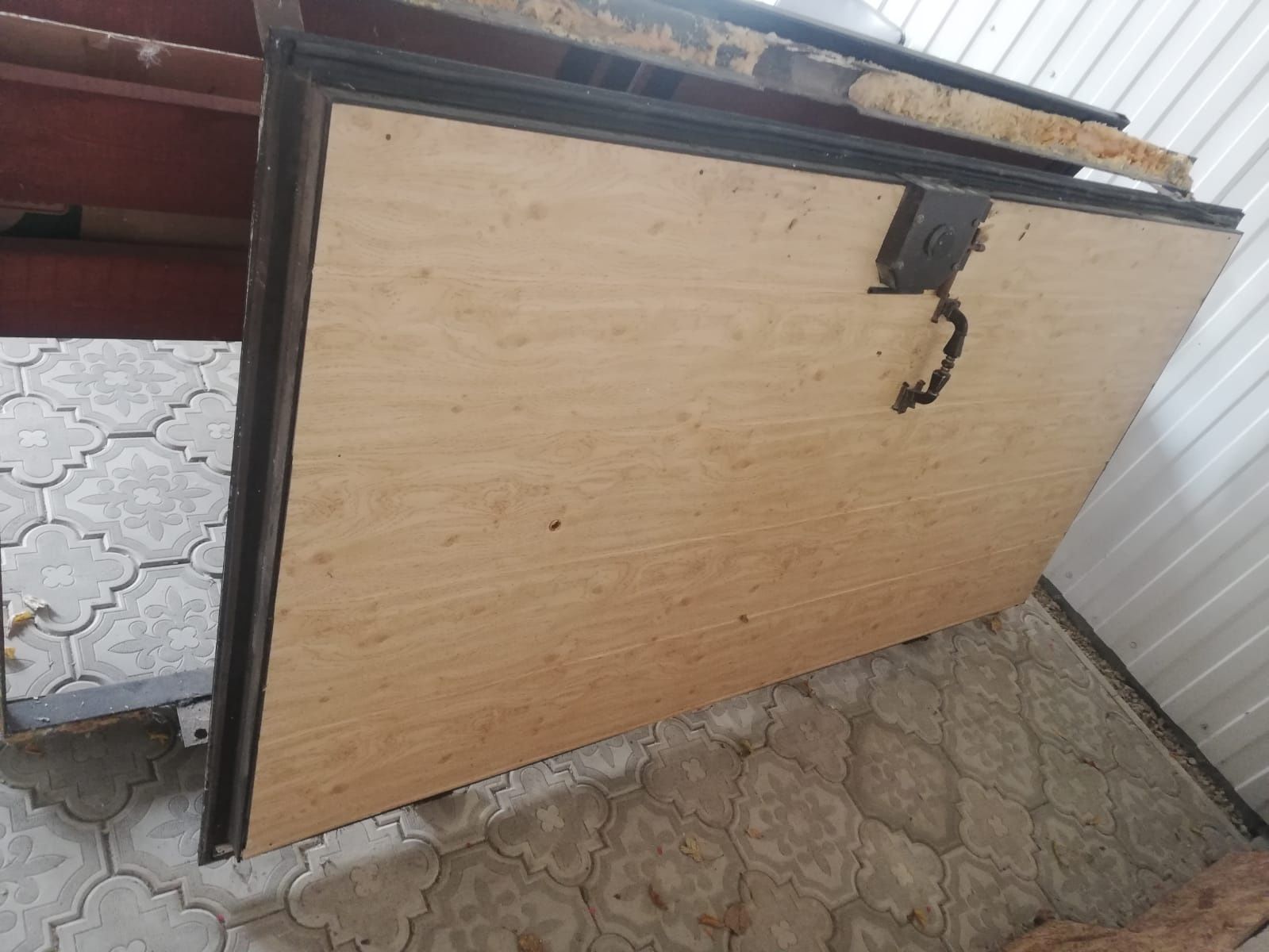 Продам железную входную дверь