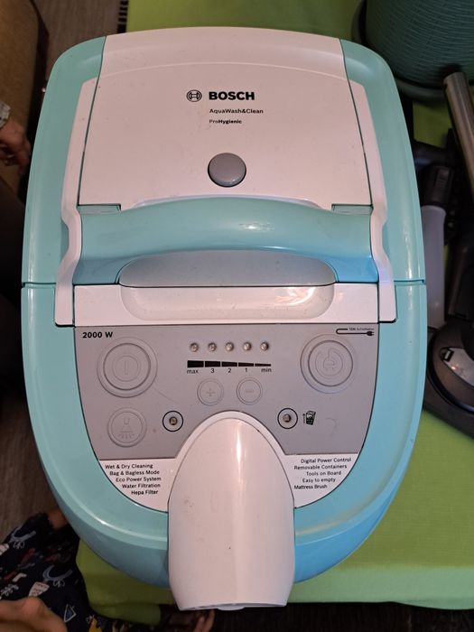 Aspirator Bosch cu aspirare uscat și umed