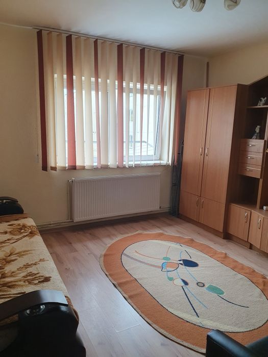 Închiriez Garsonieră