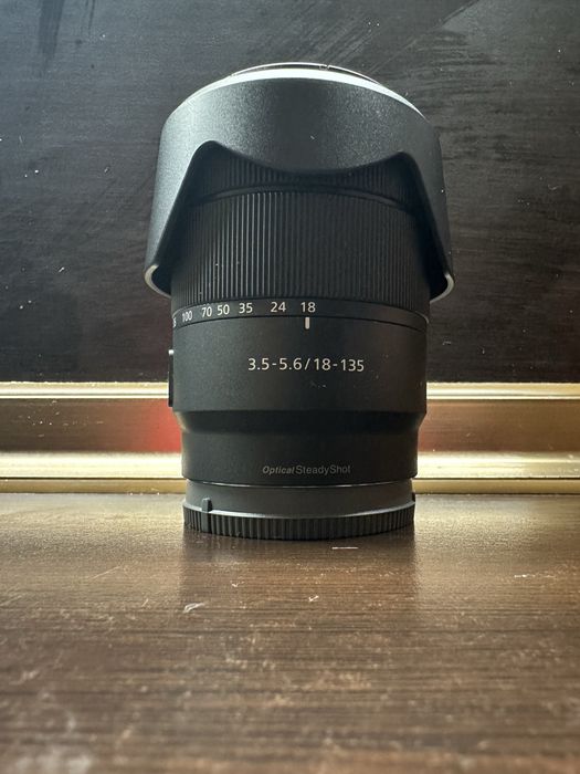 Sony E 18-135mm f / 3.5-5.6 OSS