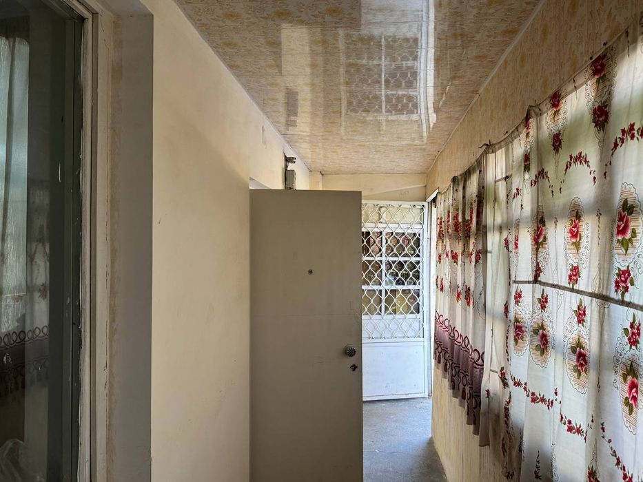 1 etaj 2 xonalik uy sotiladi