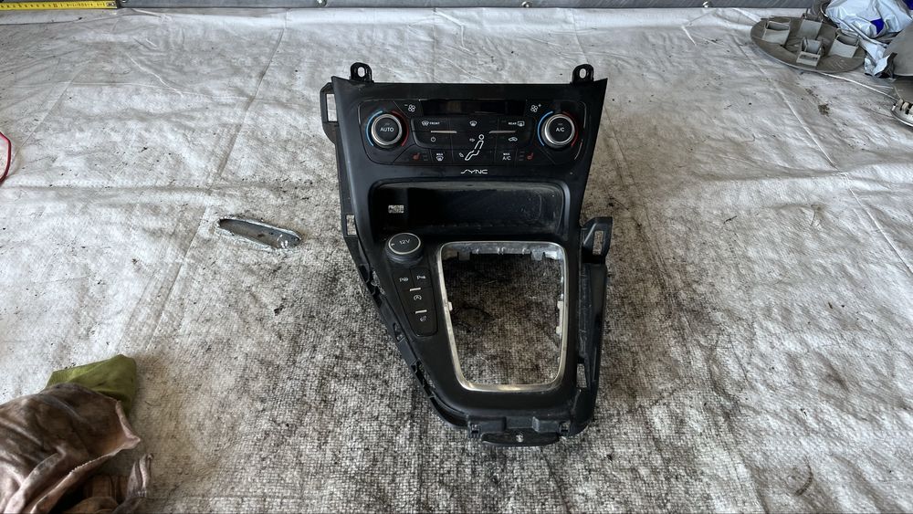 Ford Focus MK3 средна конзола с климатроник