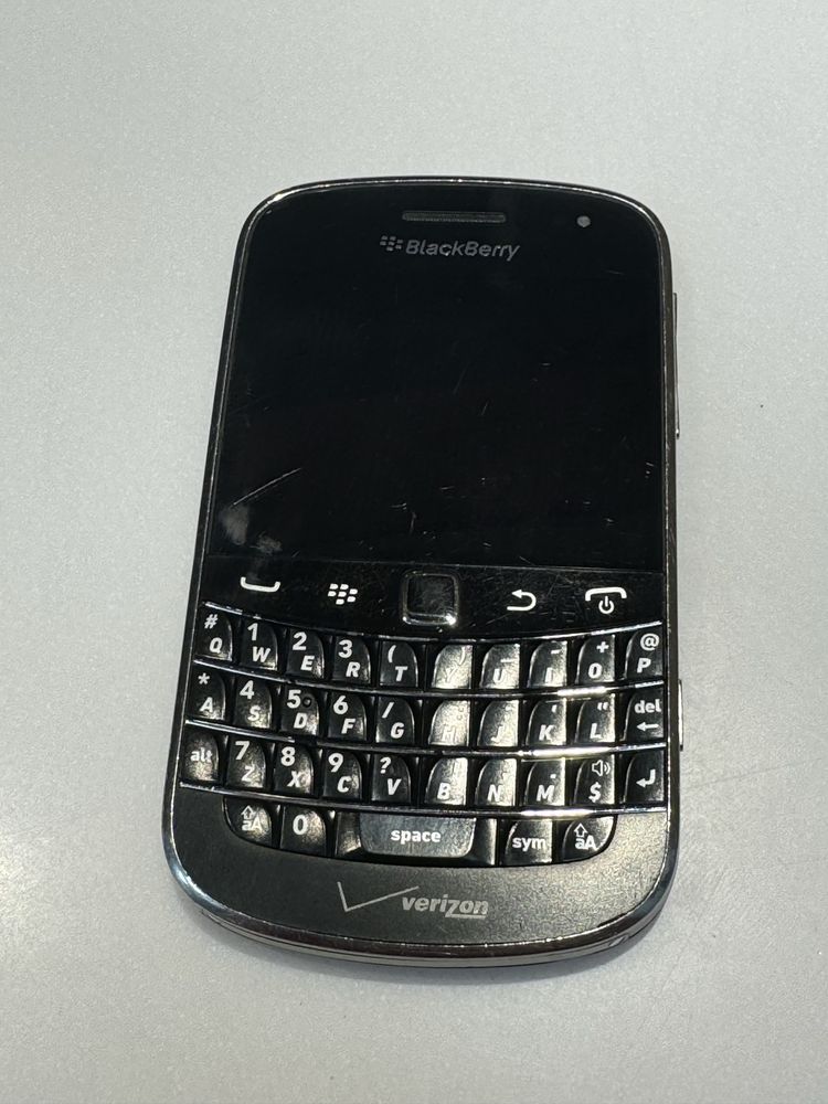 Продаю срочно телефон blackBerry