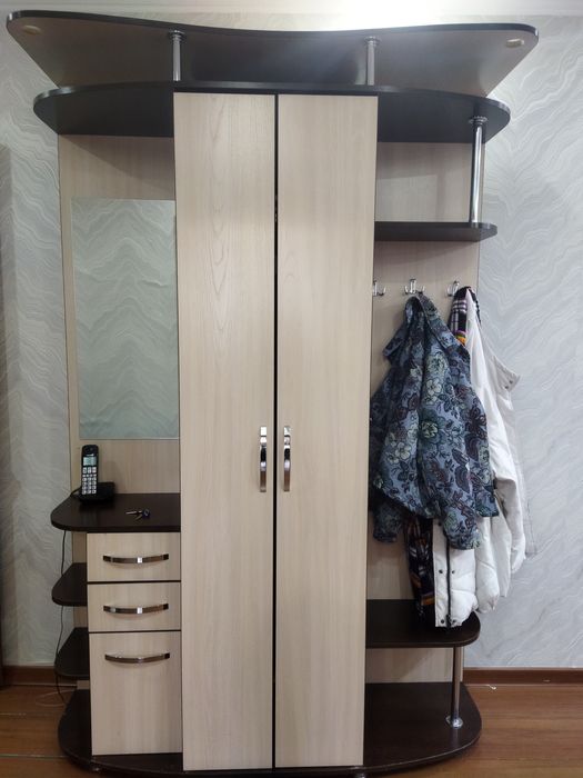 Продам прихожу шкаф с пуфиком