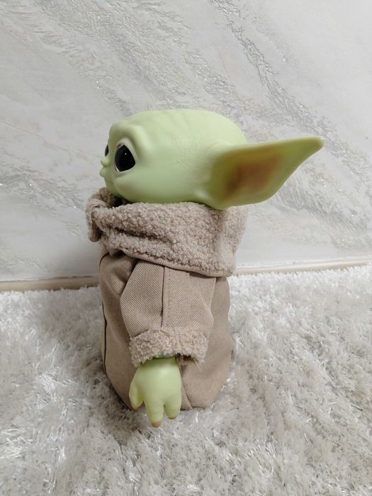 Vând Figurina Baby yoda Star Wars