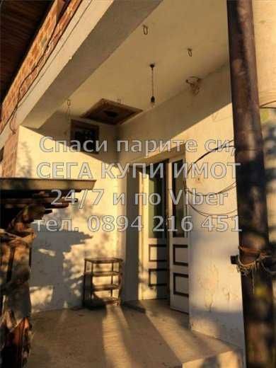 код 61604. Двуетажна тухлена къща 200м2 с двор 900м2 със стоп. сгради