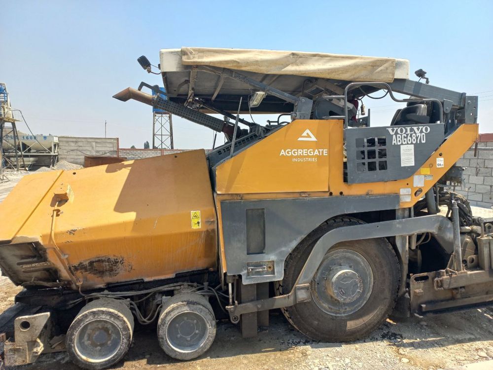Асфальтоукладчик. 2009 год. Марка Volvo ABG 6870.