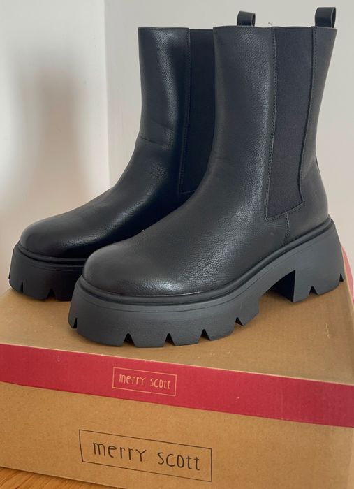 Дамски черни боти с масивна подметка – нови