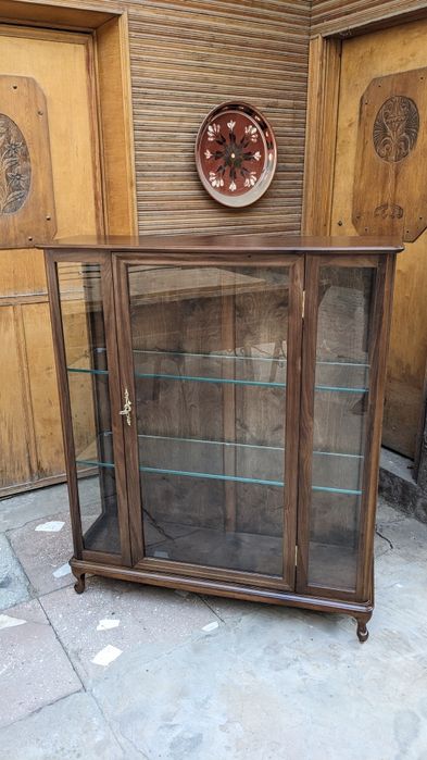 Две антикварные Витрины после качественной реставрации на выбор.