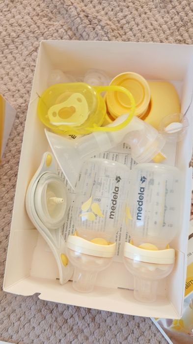 Ръчна помп за кърма Medela Harmoni с биберони Calma и подаръци