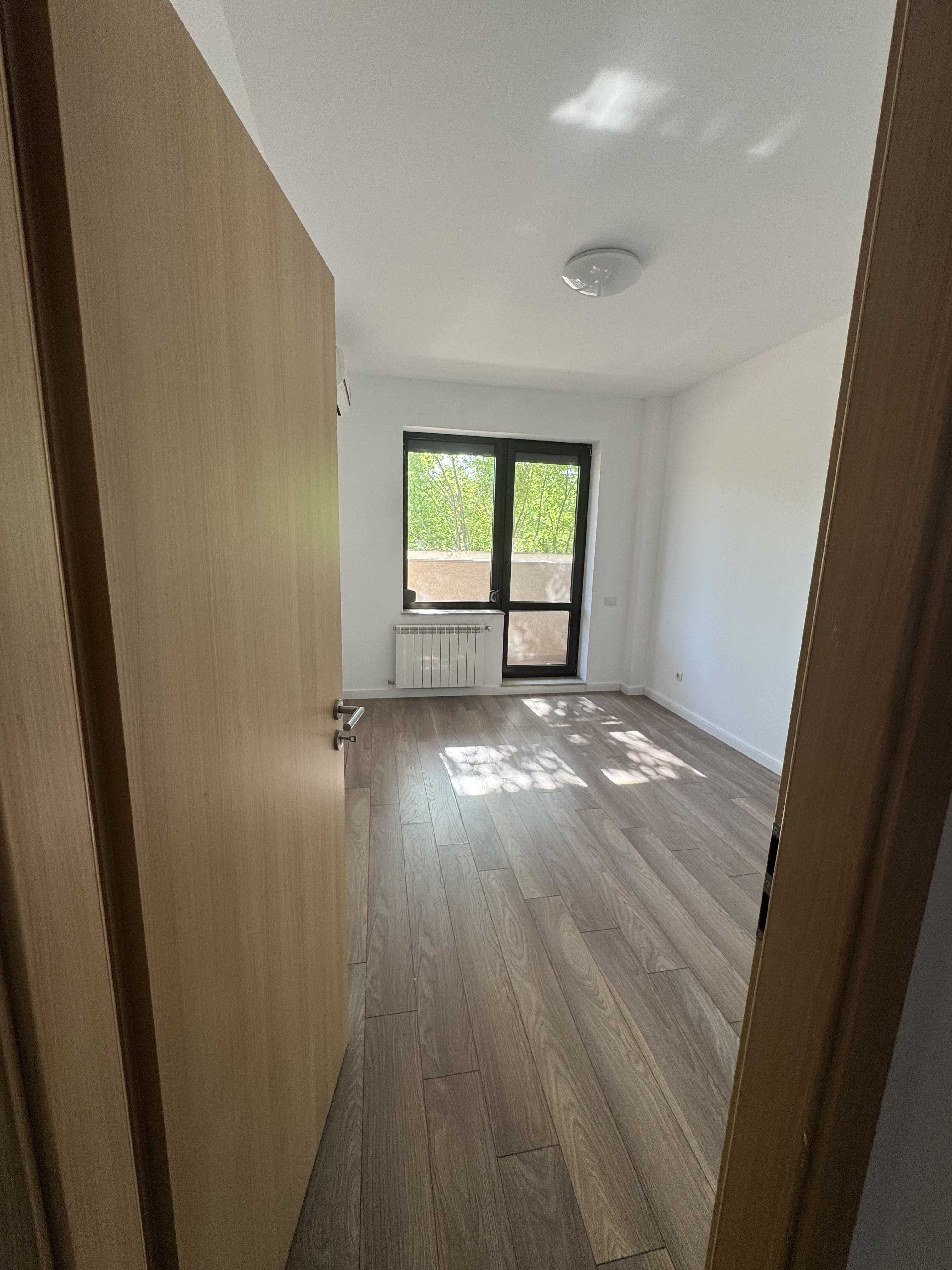 Apartament 4 camere de vanzare