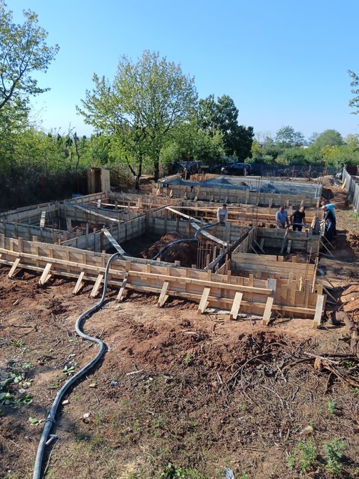 Construim case la rosu si cheie cu materiale
