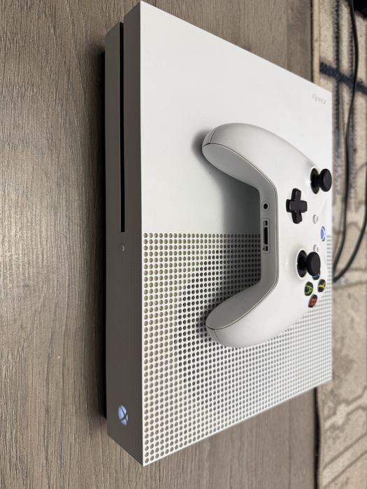 Продается xbox one s в отличном состоянии 1 TB