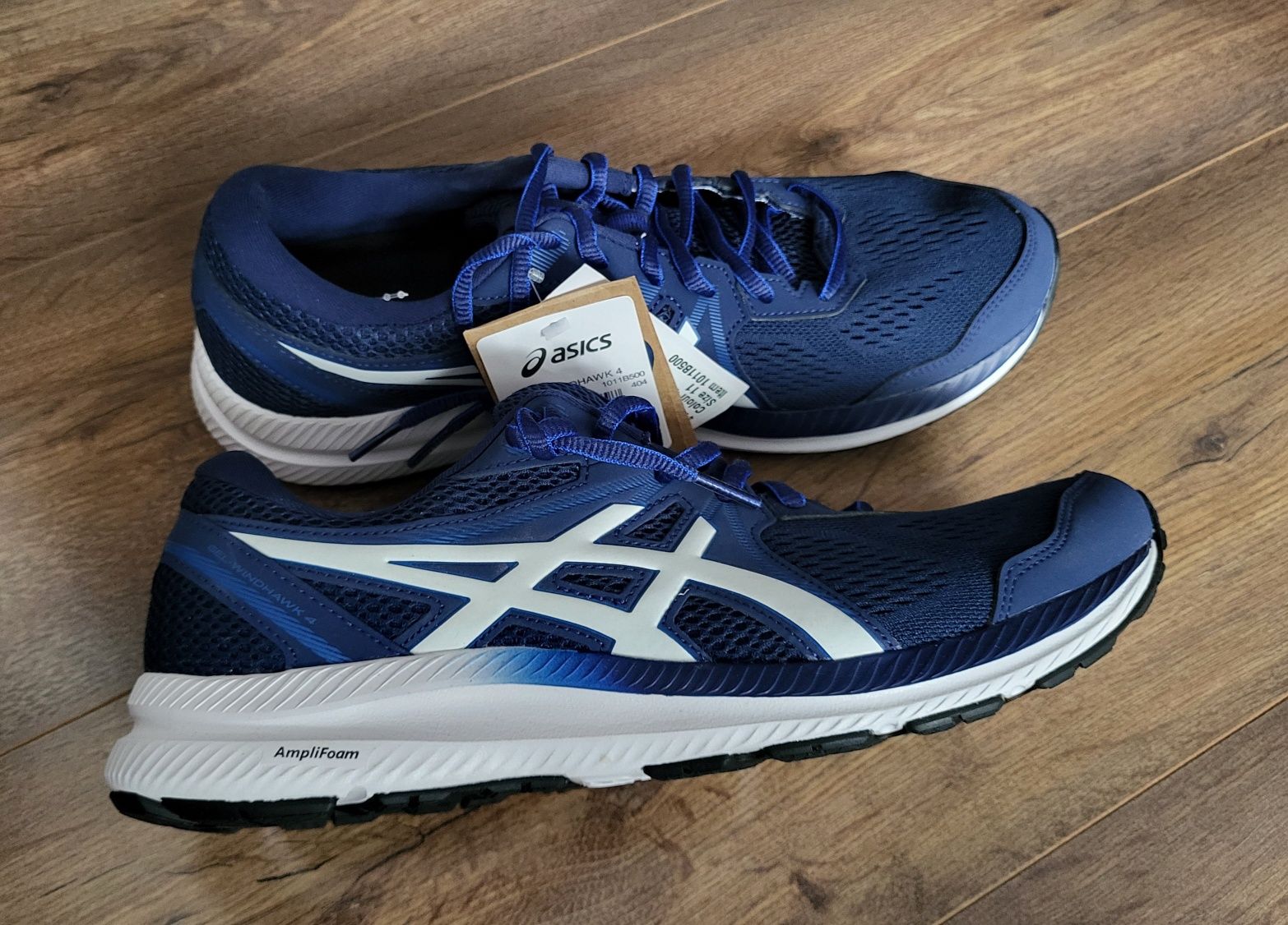 Vând adidași noi Asics