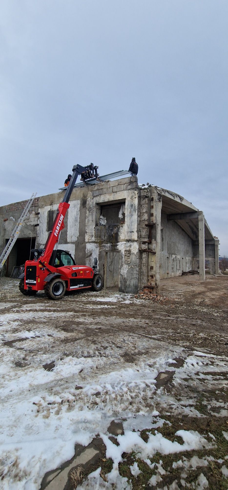 Închiriez manitou