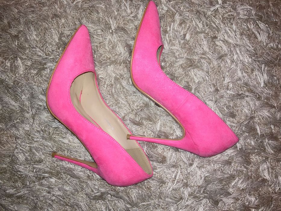 Vând pantofi roz