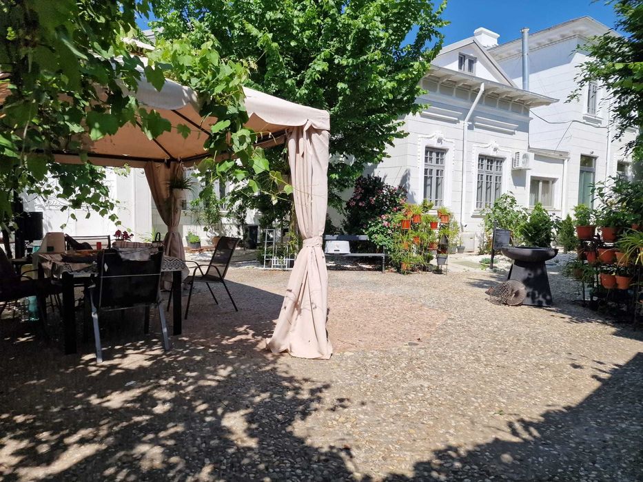 70 incaperi, 1700 mp curte, Unirii, Bucuresti. Multiple destinatii.