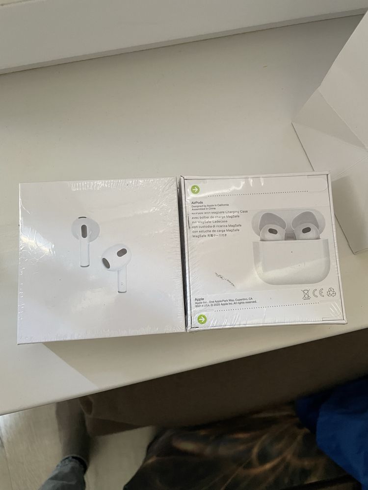 Продаю iphone airpods 3