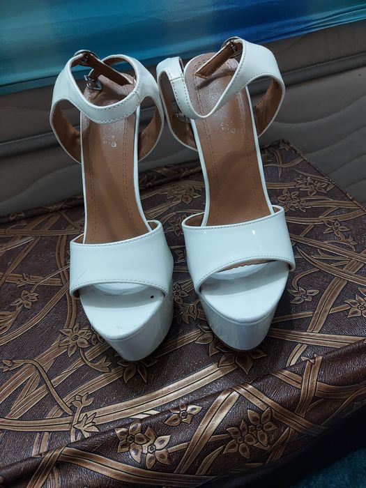 Sandale lac albe